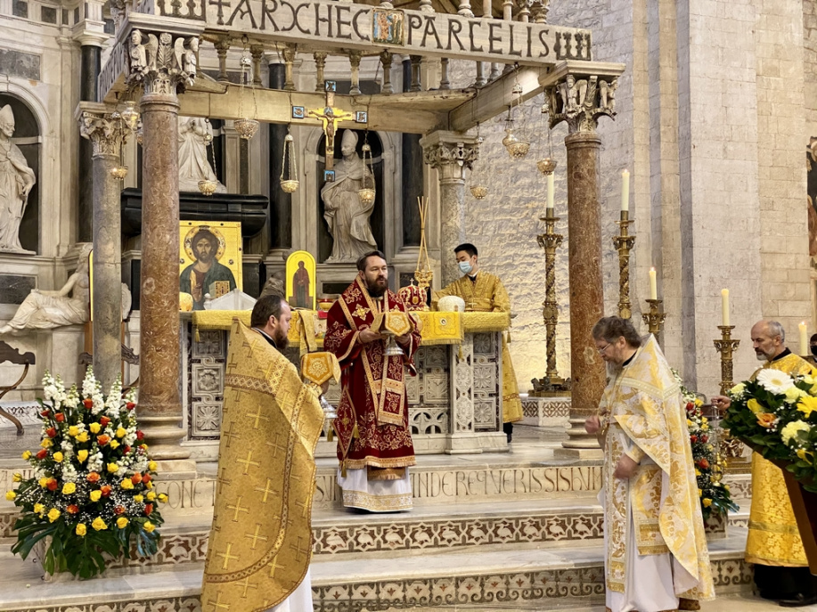 Metropolitan Hilarion celebrates Divine Liturgy on the relics of St. Nicholas the Wonderworker in Bari