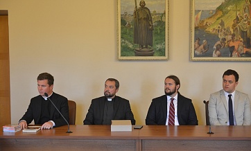 DECR chairman meets with attendees of Summer Institute for clergy and laity of Church of England