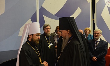 Metropolitan Hilarion of Volokolamsk presides over panel discussion on the role of theology in education and upbringing of a contemporary person