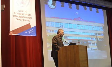 Metropolitan Hilarion of Volokolamsk presides over panel discussion on the role of theology in education and upbringing of a contemporary person